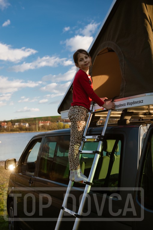 VW Transporter T5 s kempingovým VIVI boxem a střešním stanem typu A