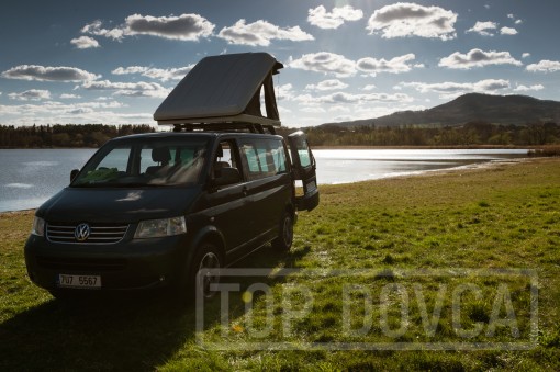 VW Transporter T5 s kempingovým VIVI boxem a střešním stanem typu A