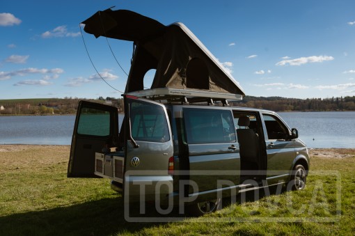 VW Transporter T5 s kempingovým VIVI boxem a střešním stanem typu A