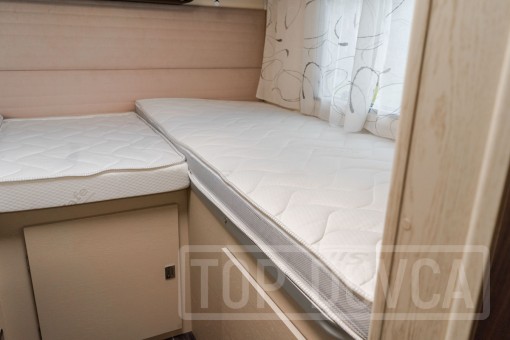 Interiér moderního polointegrovaného obytného vozu Fiat Ducato Rimor Seal 99 model 2024.