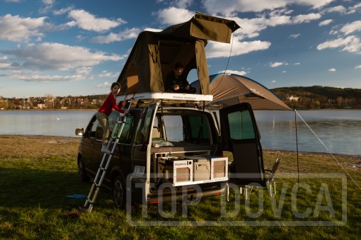 VW Transporter T5 s kempingovým VIVI boxem a střešním stanem typu A