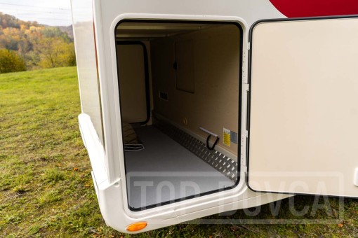 Interiér moderního polointegrovaného obytného vozu Fiat Ducato Rimor Seal 99 model 2024.