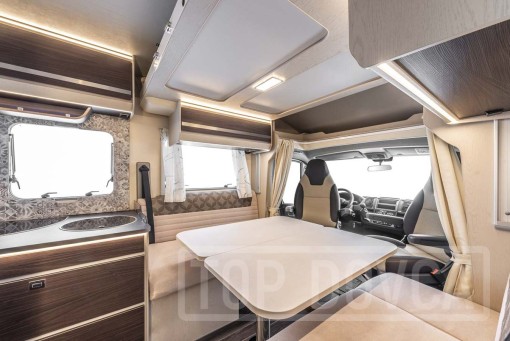 Interiér moderního polointegrovaného obytného vozu Fiat Ducato Rimor Seal 99 model 2024.