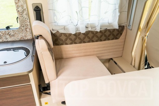 Interiér moderního polointegrovaného obytného vozu Fiat Ducato Rimor Seal 99 model 2024.