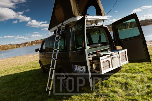 VW Transporter T5 s kempingovým VIVI boxem a střešním stanem typu A