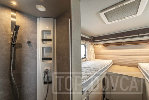 Interiér moderního polointegrovaného obytného vozu Fiat Ducato Rimor Seal 99 model 2024.