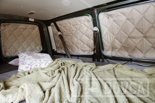 VW Transporter T5 s termoizolačními clonami na všech oknech. Interiér vozu.