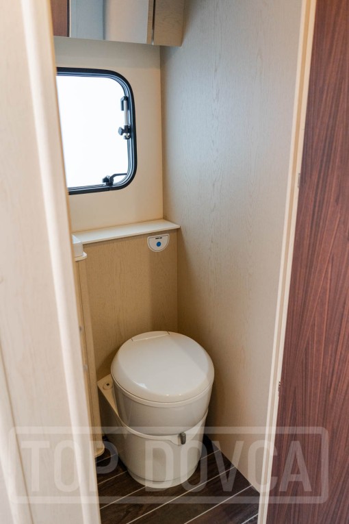 Interiér moderního polointegrovaného obytného vozu Fiat Ducato Rimor Seal 99 model 2024.