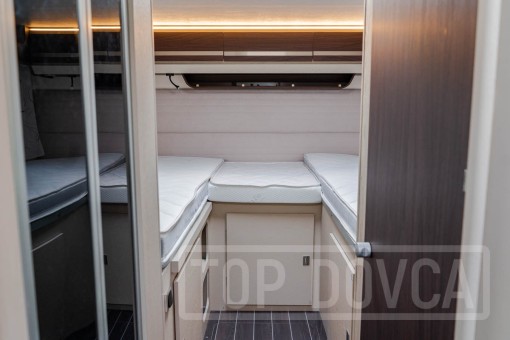 Interiér moderního polointegrovaného obytného vozu Fiat Ducato Rimor Seal 99 model 2024.