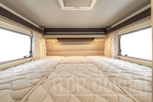 Interiér moderního polointegrovaného obytného vozu Fiat Ducato Rimor Seal 99 model 2024.