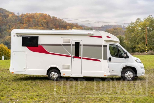 Moderní polointegrovaný obytný vůz Fiat Ducato Rimor Seal 99 model 2024.