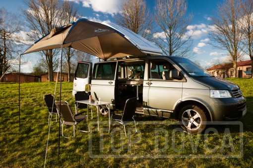 VW Transporter T5 s kempingovým VIVI boxem a střešním stanem typu A