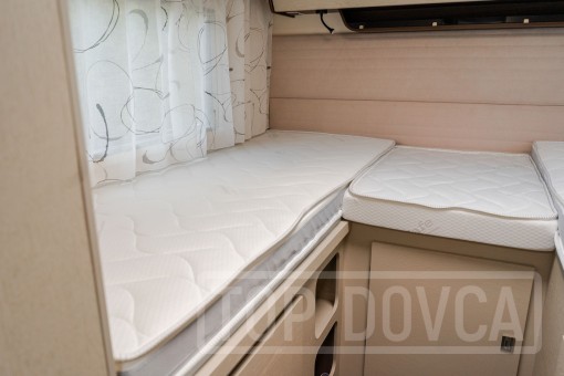 Interiér moderního polointegrovaného obytného vozu Fiat Ducato Rimor Seal 99 model 2024.