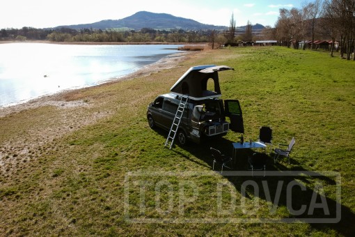 VW Transporter T5 s kempingovým VIVI boxem a střešním stanem typu A