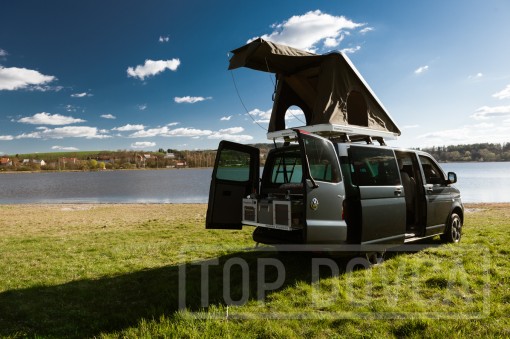 VW Transporter T5 s kempingovým VIVI boxem a střešním stanem typu A